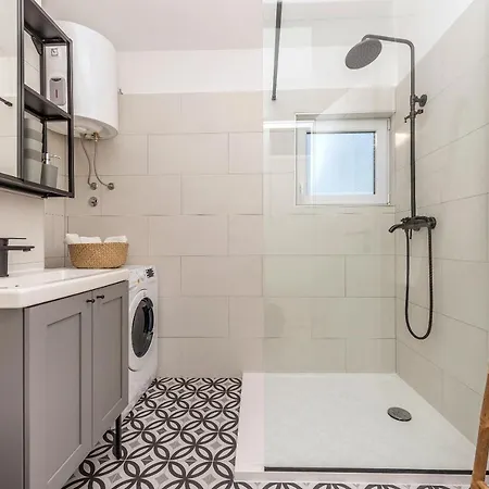Vista Mare - 3 Bedroom, Sea View Apartament Makarska